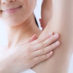 Как убрать запах из подмышек: узнайте простые способы от опытного доктора