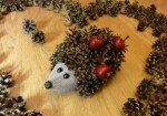 Осенняя поделка ежик из шишек и пластиковой бутылки: сделайте ее вместе с детьми