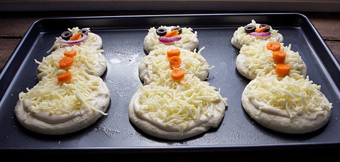 2013-12-12-snowman-pizzas-6-680x324