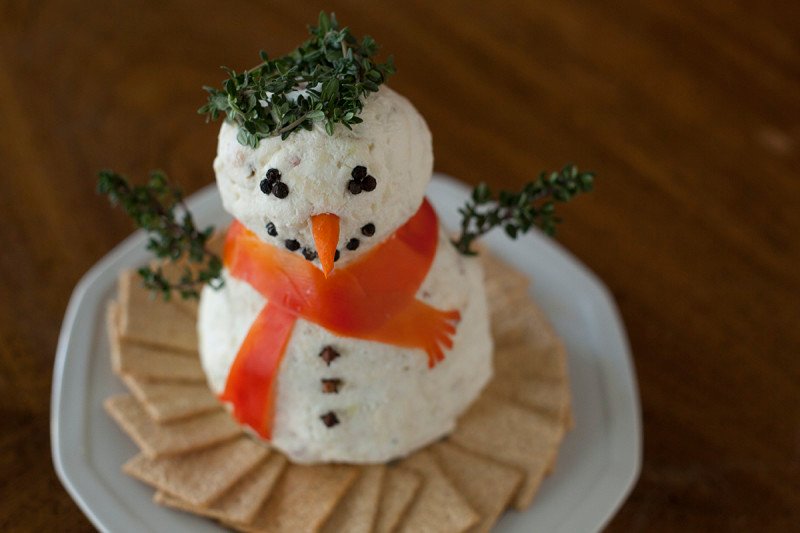 how-to-make-snowman-cheeseball-800x533