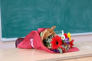 Что подарить учителю на выпускной: 9 полезных и нужных презентов