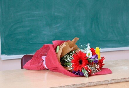 Что подарить учителю на выпускной: 9 полезных и нужных презентов