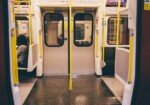 Почему двери в метро тяжелые: секрет раскрыт