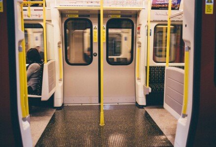 Почему двери в метро тяжелые: секрет раскрыт