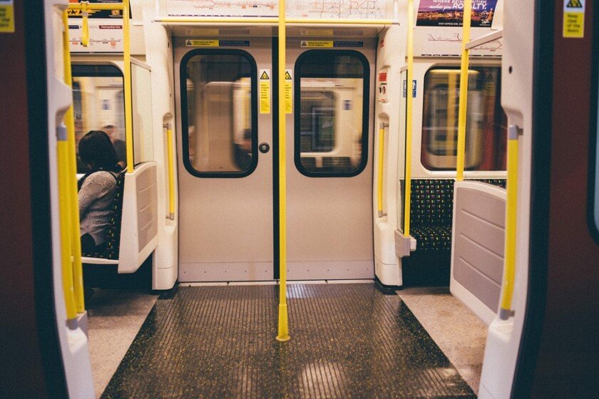 Почему двери в метро тяжелые: секрет раскрыт