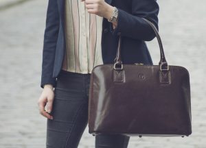 Как выбрать женскую деловую сумку: гайд по самым важным параметрам