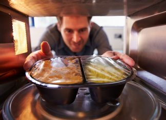 Как правильно разогревать еду в микроволновке, чтобы не отравиться?
